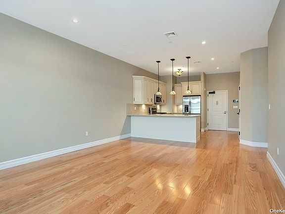 2nd image of 10 Wall St Building 2