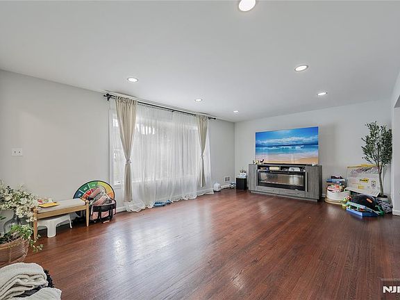 3rd image of 270 Glen Ave