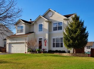 689 Providence Ln, Lindenhurst, IL 60046