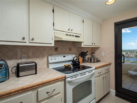 5th image of 380 Seaview Ct APT 1403