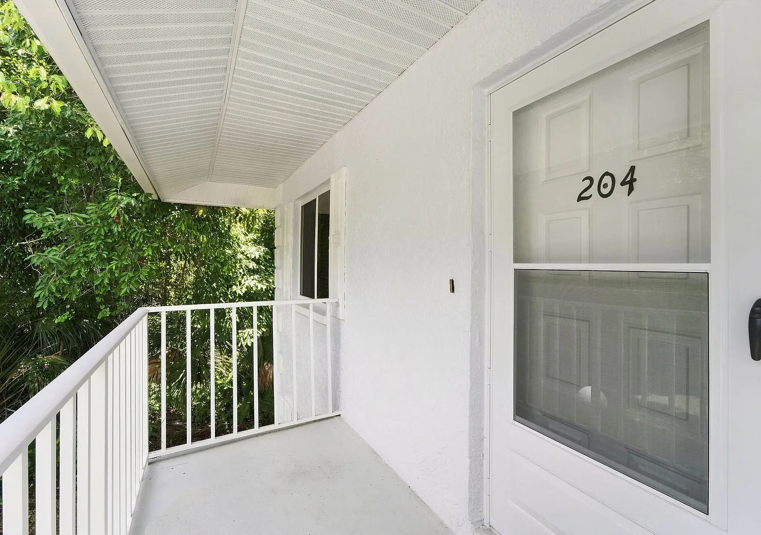 2 bedroom, 2 bath in Woodmere Racquet Club — Photo 1