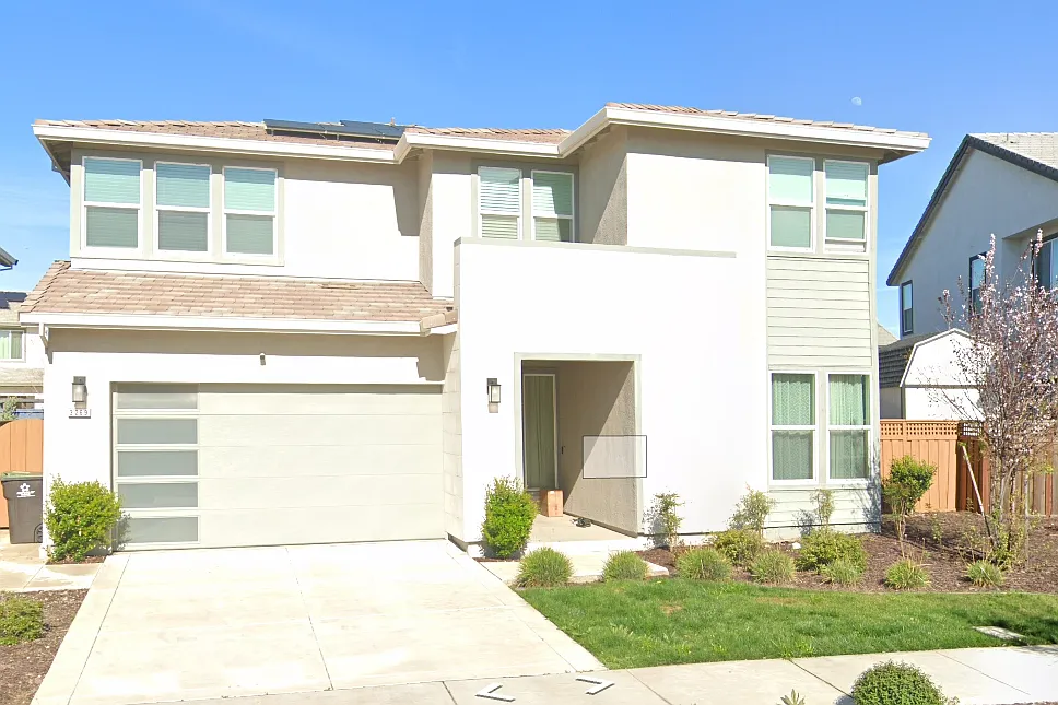 5 bed, 4.5 bath, 3682 sqft, $3,850 — Photo 2