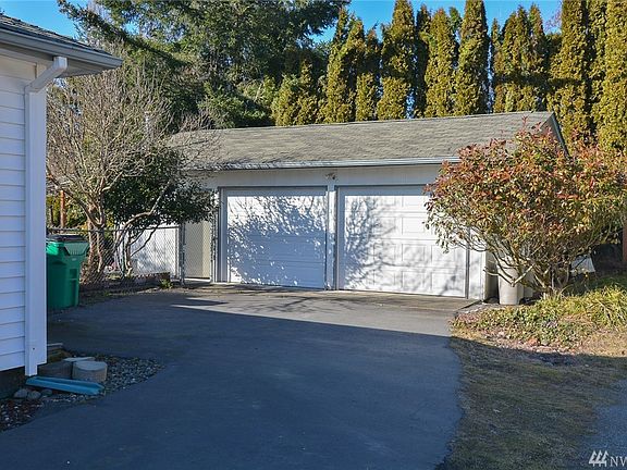 4th image of 2102 Dickinson Ave NW