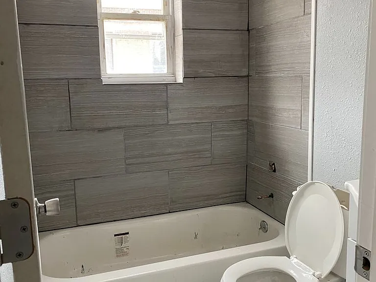 427 S Grand Ave W — Photo 1