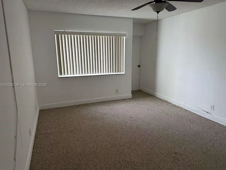 140 Lakeview Dr #211 — Photo 2