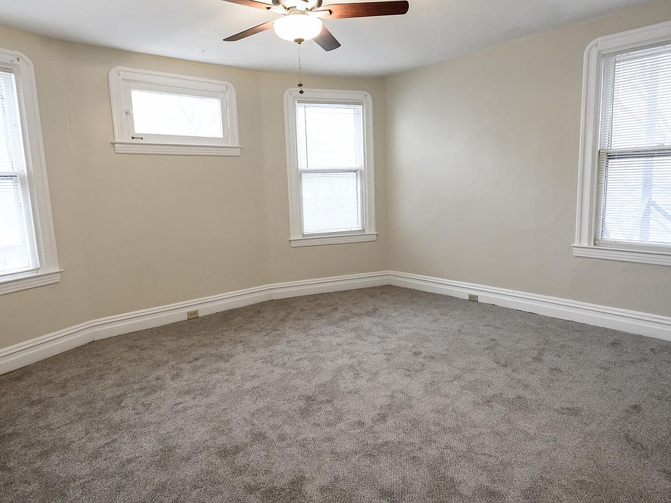 Living room/bedroom with new carpet and new blinds