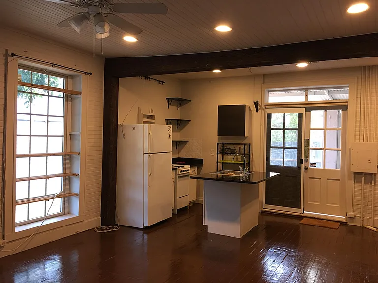 2107 Clover Ln — Photo 3