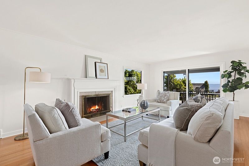 5th image of 2527 Westmont Way W