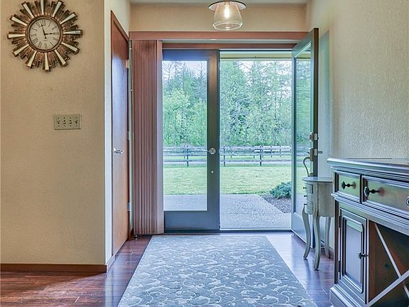 4th image of 5543 Meadowood Ln NE