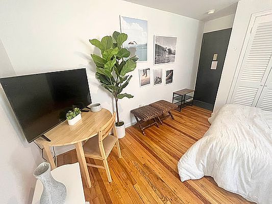 4th image of 130 Christopher St APT 6