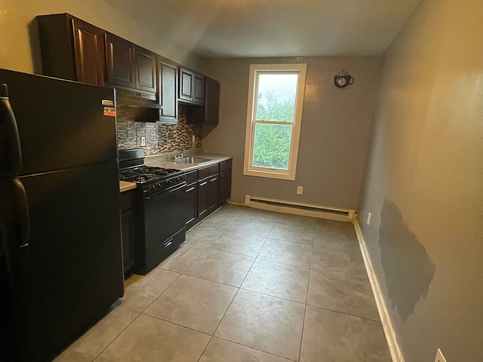 3 bed, 1000 sqft, $2,300 — Photo 2