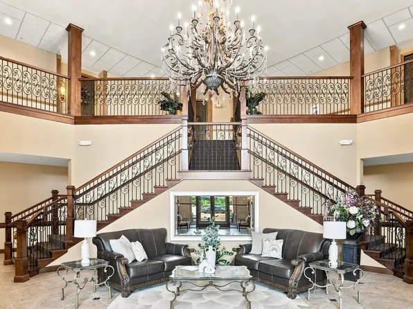150 E Travelers Trl APT 323, Burnsville, MN 55337