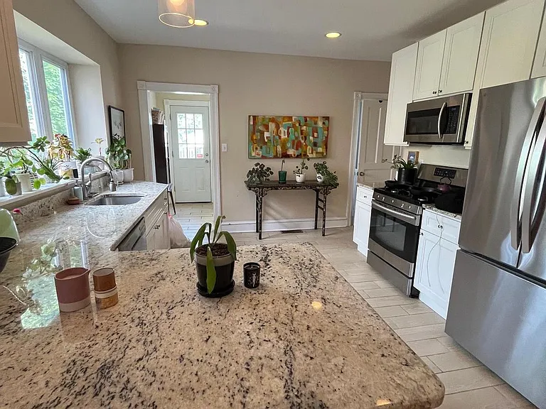 213 Ardmore Ave — Photo 7