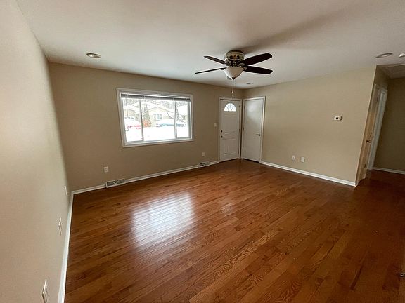 4th image of 14734 Dewey St