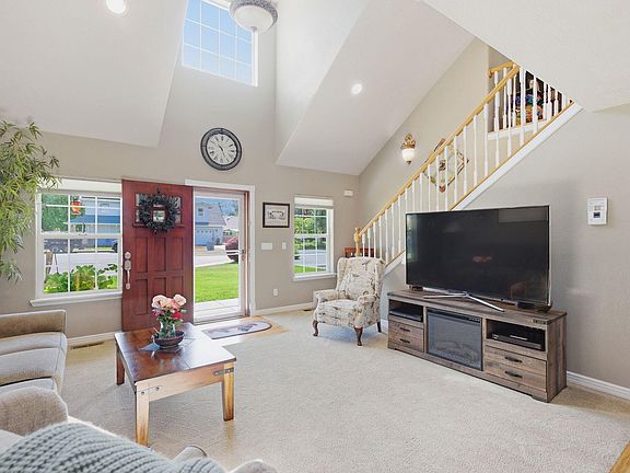 3rd image of 1074 SE Christie Pl