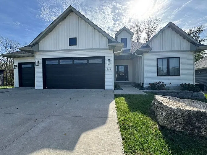 4 bed, 3.0 bath, $3,500 — Photo 1