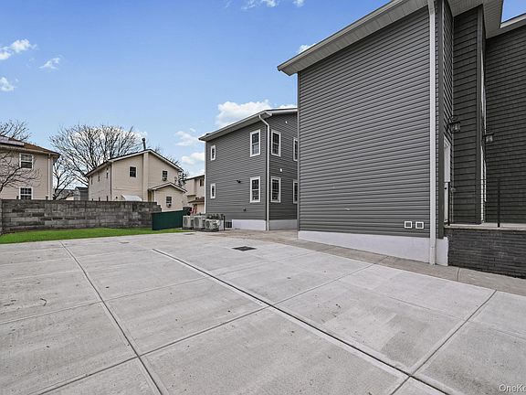 3rd image of 160-15 118th Road