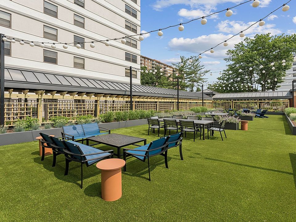 Enjoy your resident courtyard