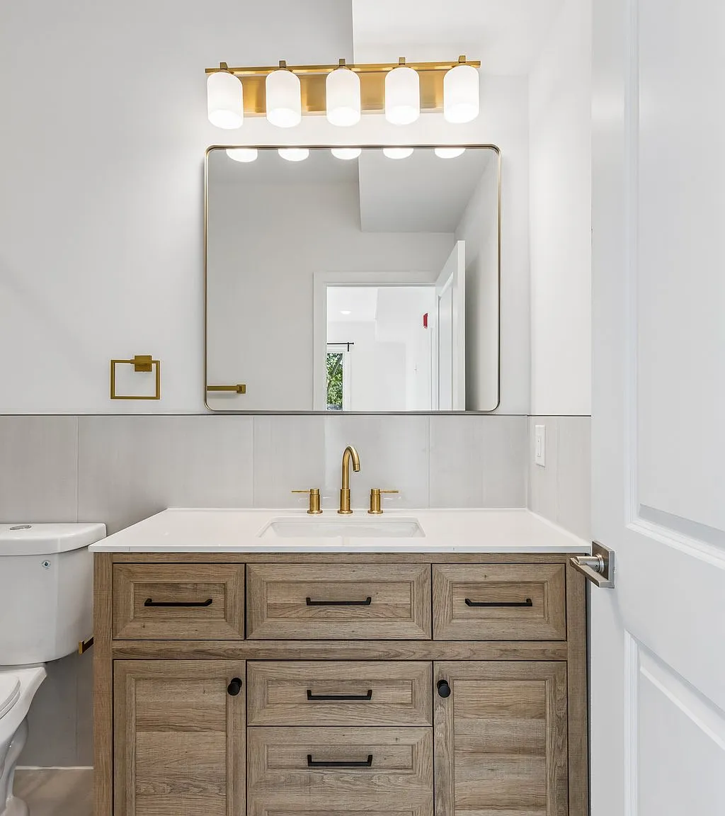 2 bed, 842 sqft, $2,400 — Photo 3
