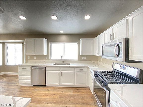 3rd image of 3001 Hawksdale Dr