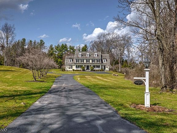 2nd image of 9 Twin Field Ln