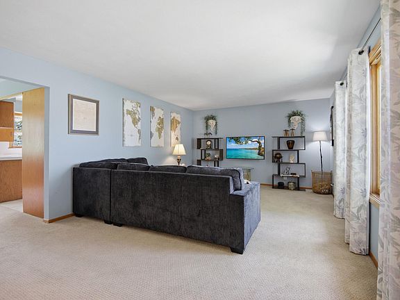 4th image of 1034 Cardinal Dr