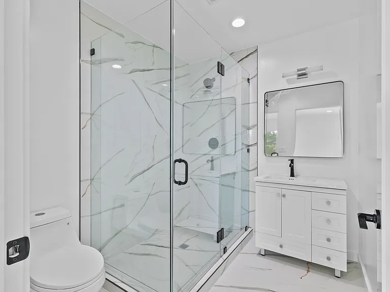 6842 Cedros Ave — Photo 14
