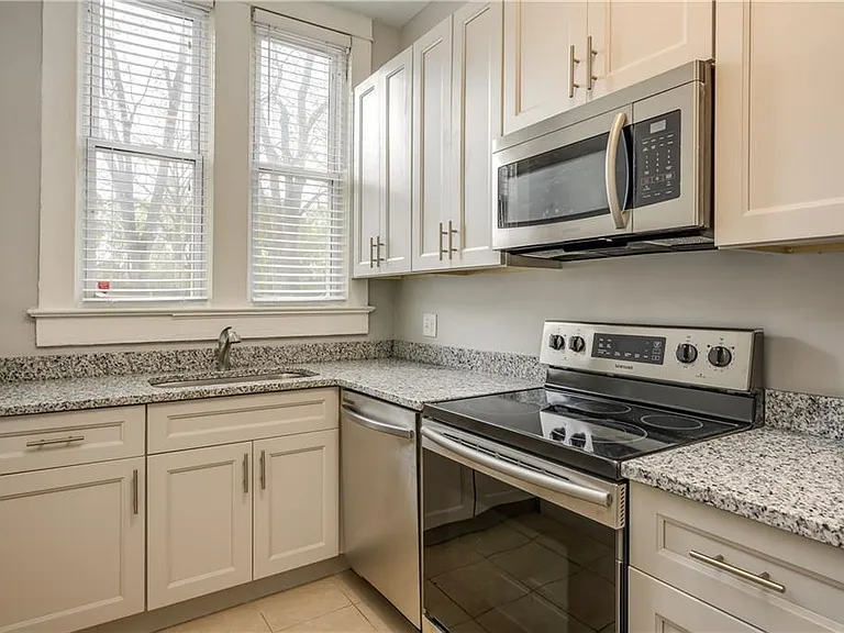 600 Parkway Dr NE #10 — Photo 4