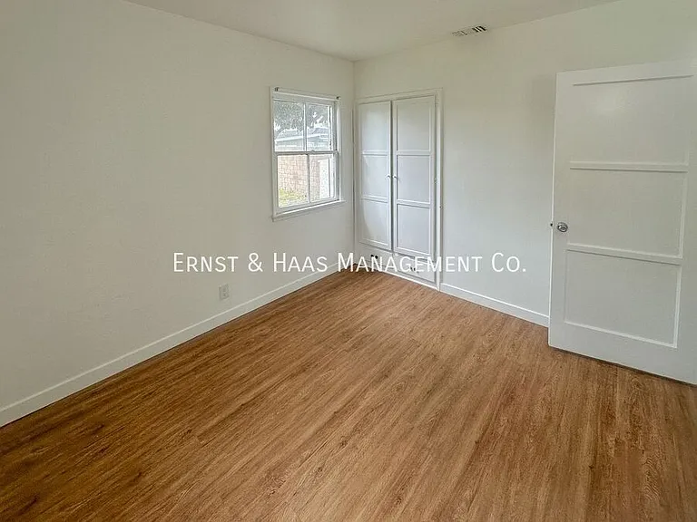 1618 E 63rd St — Photo 20