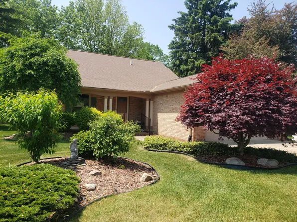 1665 Windingway Dr, Wixom, MI 48393