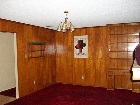 4th image of 909 Vince Ln