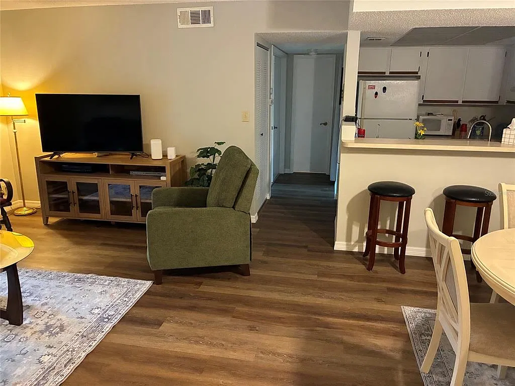 1 bed, 1.0 bath, 735 sqft, $1,995 — Photo 4