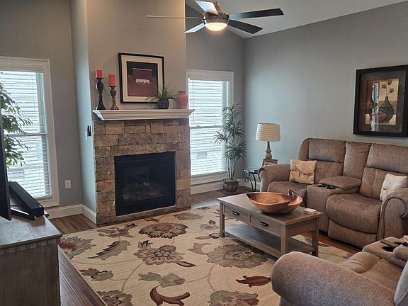 4th image of 336 Woodgate Dr