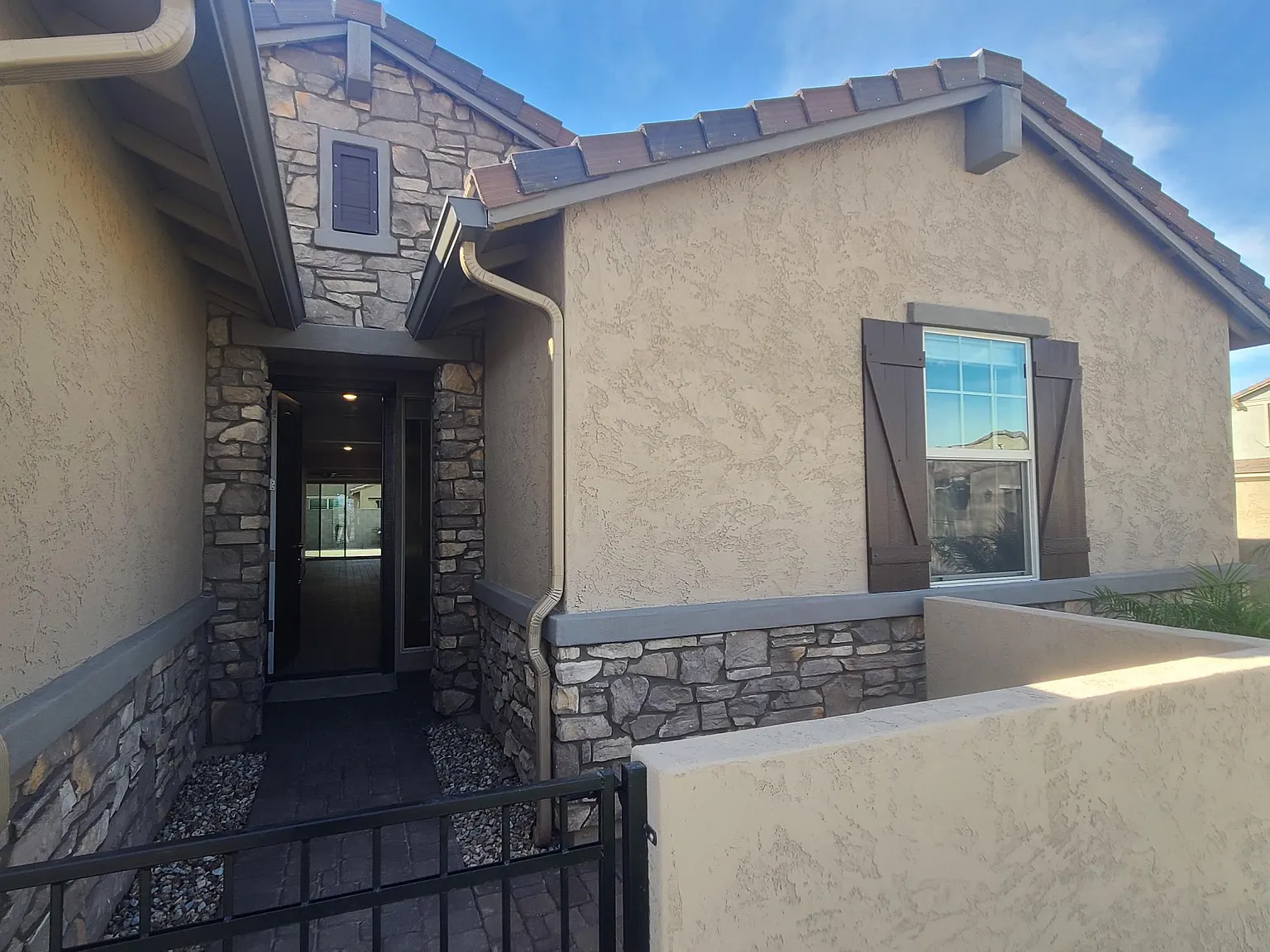 4 bed, 3.5 bath, 2563 sqft, $2,950 — Photo 3