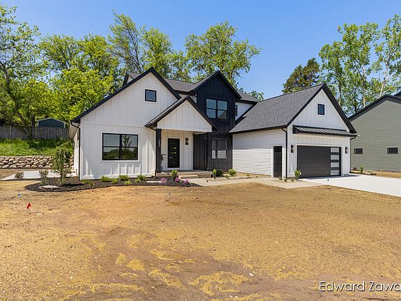 4th image of 383 Rogue River View Dr NE