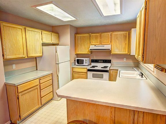 3rd image of 8521 Willowdale Dr