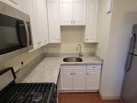4th image of 606 Chapel St #6