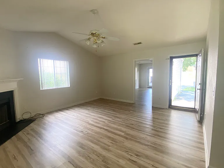 2461 Stratford Crossing Dr — Photo 3