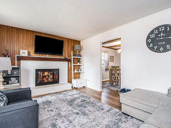 4th image of 829 Silverleaf St SE