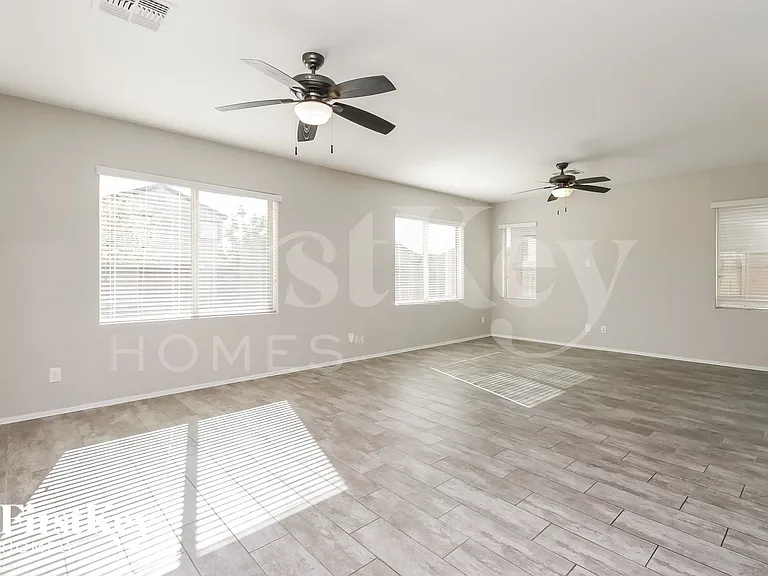 707 E Blossom Rd — Photo 2