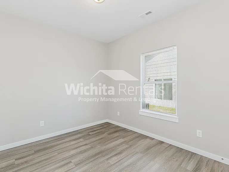 5146 Honeylocust St — Photo 11