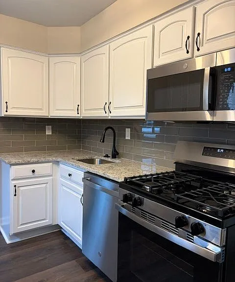 3746 Windsor Dr — Photo 2