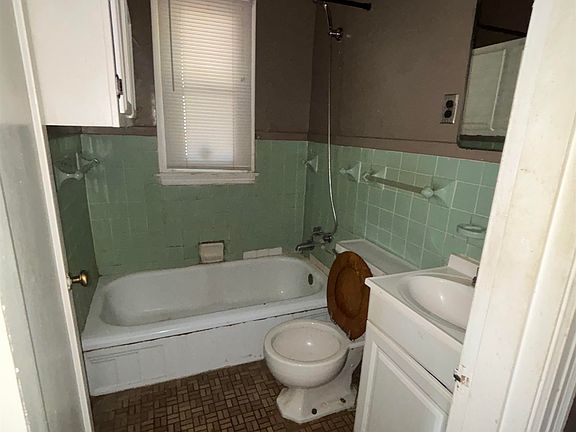 5th image of 2863 Crest Ave