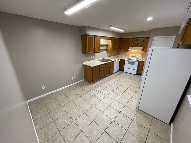 307-315 Blue Bird Dr #6 — Photo 8