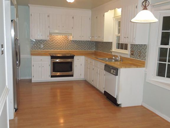 Nice Eat-in Kitchen w/ Stainless Steel Appliances