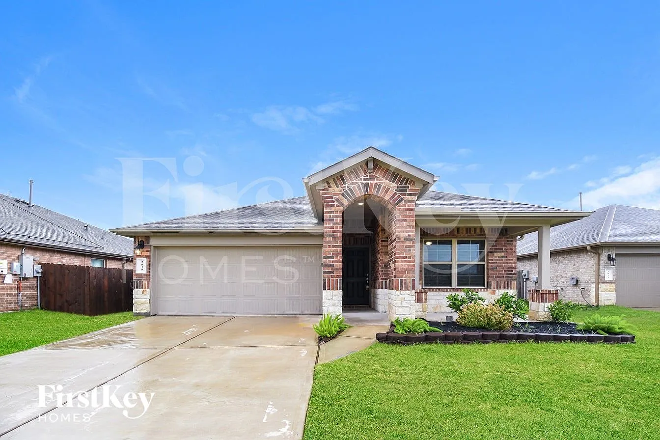 4 bed, 2.0 bath, 1836 sqft, $2,225 — Photo 1