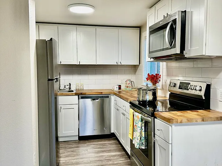 M street Apartments — Photo 7
