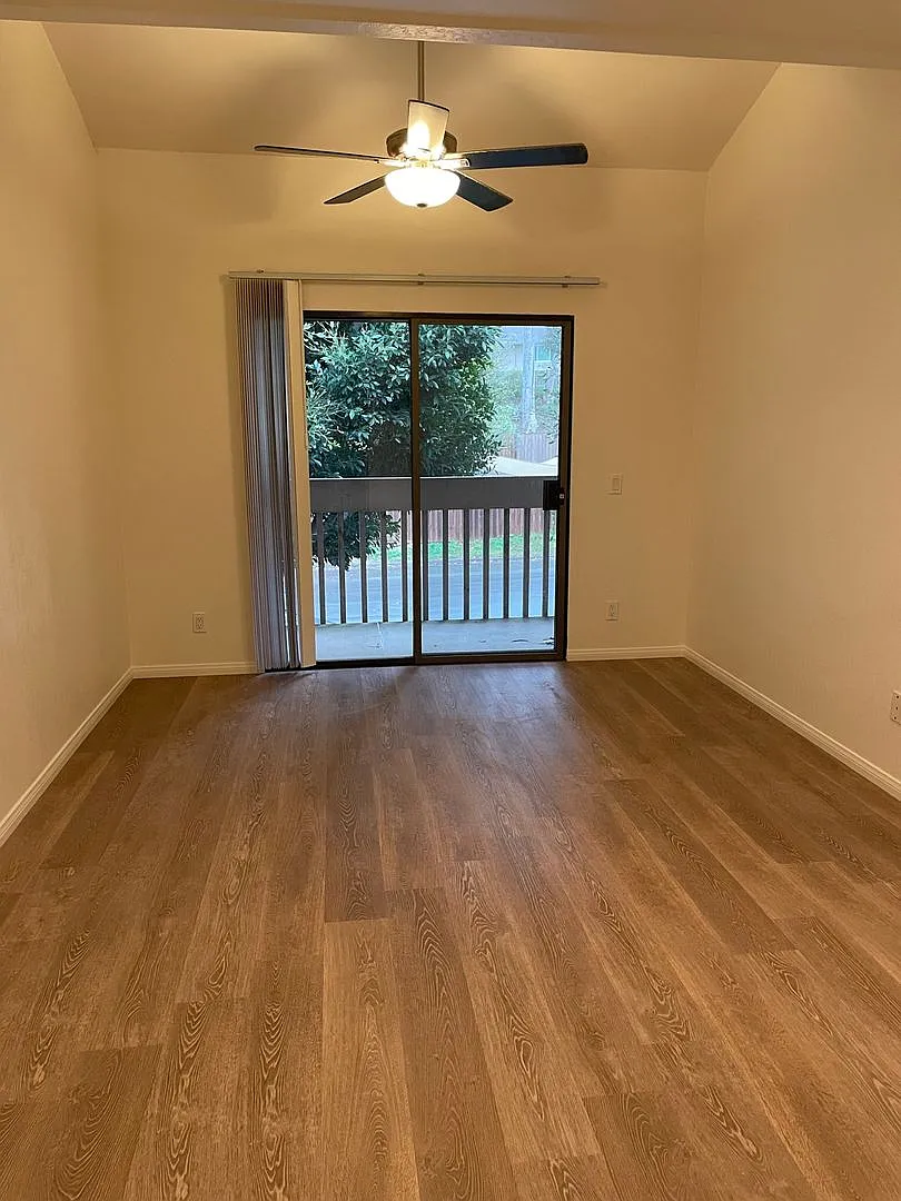2 Story, 2 Bedroom 1.5 Bath Townhouse w/ Large 2 Car Garage Available — Photo 4