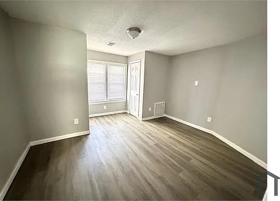 3 bed, 904 sqft, $900 — Photo 3