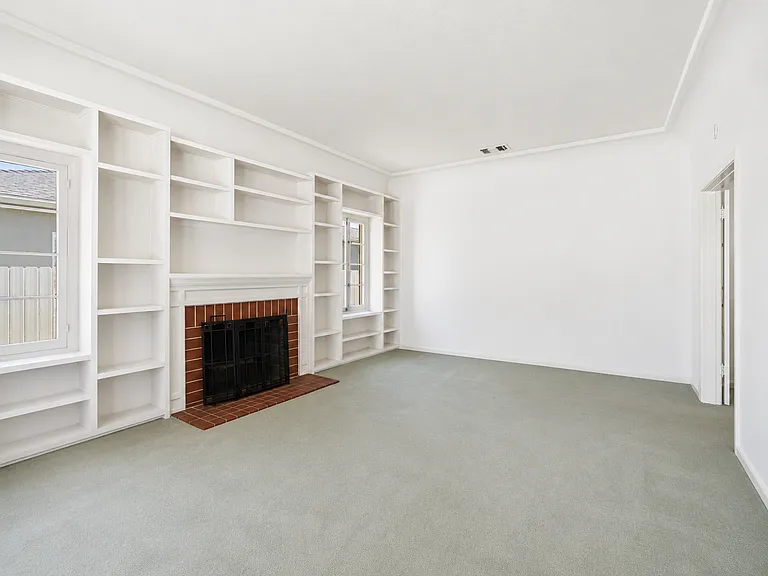 4434 Tyrone Ave — Photo 2
